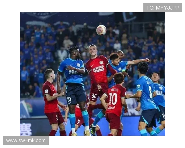 球星足球场上浪漫示爱瞬间 捕捉激情与深情交织的感人时刻